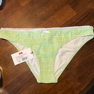 The Daphne (bottom) mini grid (pistachio) size M